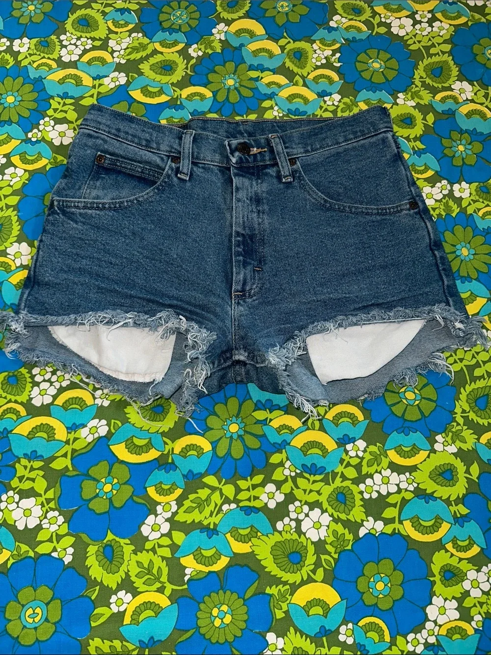 VTG Y2K Wrangler DIY short frayed Denim Cutoff Shorts size 29 waist